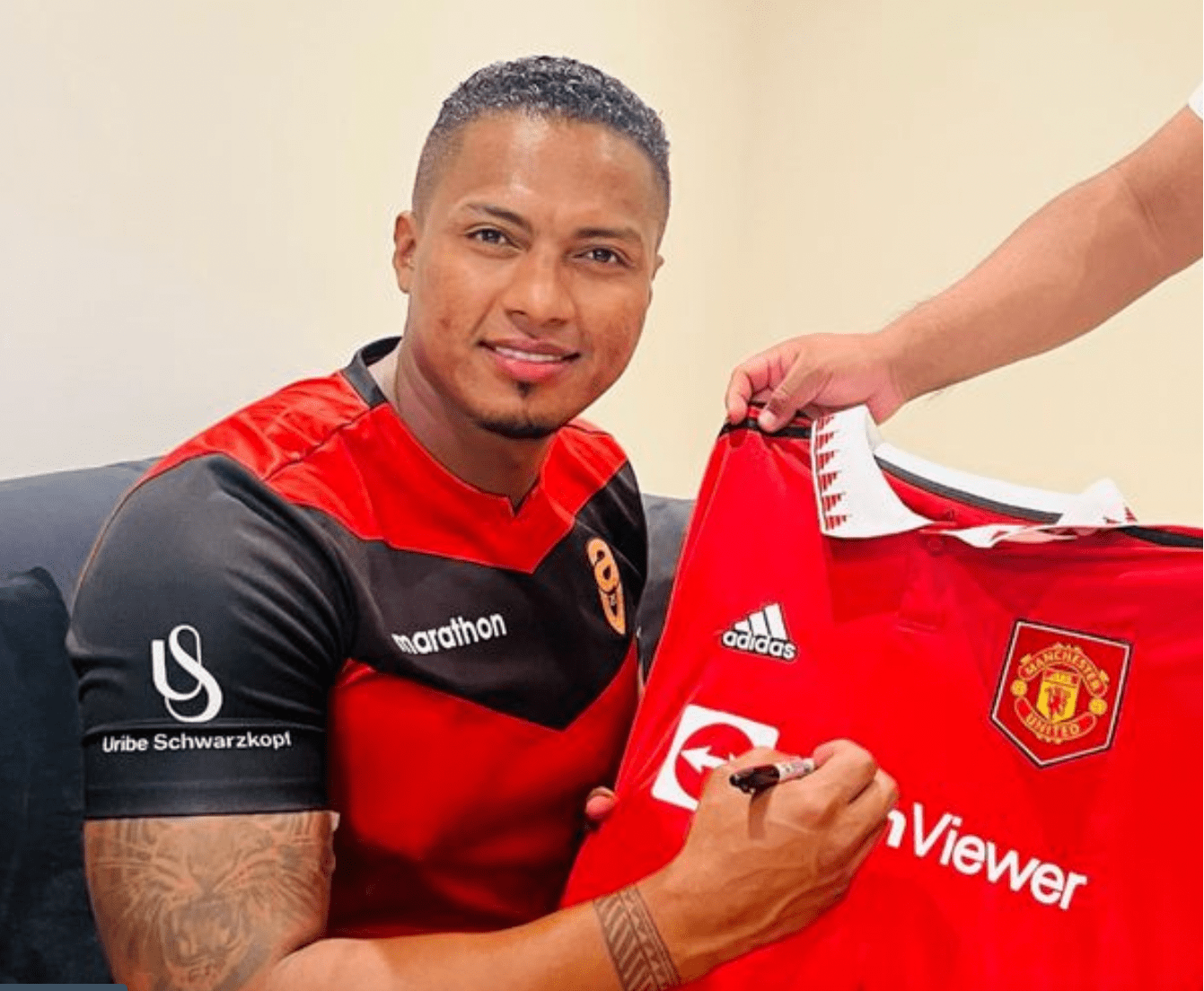 万博体育-包含重磅！瓦伦西亚迎来里程碑备战欧篮联曼联单刀错失备战欧冠，莱万多夫斯基爆冷击败热火的词条