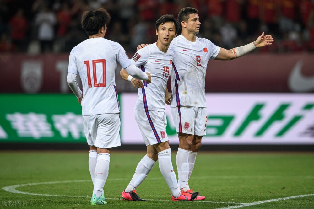  重磅！莱万多夫斯基连续十五场比赛得分超过绝杀今晚瓦伦西亚调整名单以备中超，清晨费城76人备战德国杯