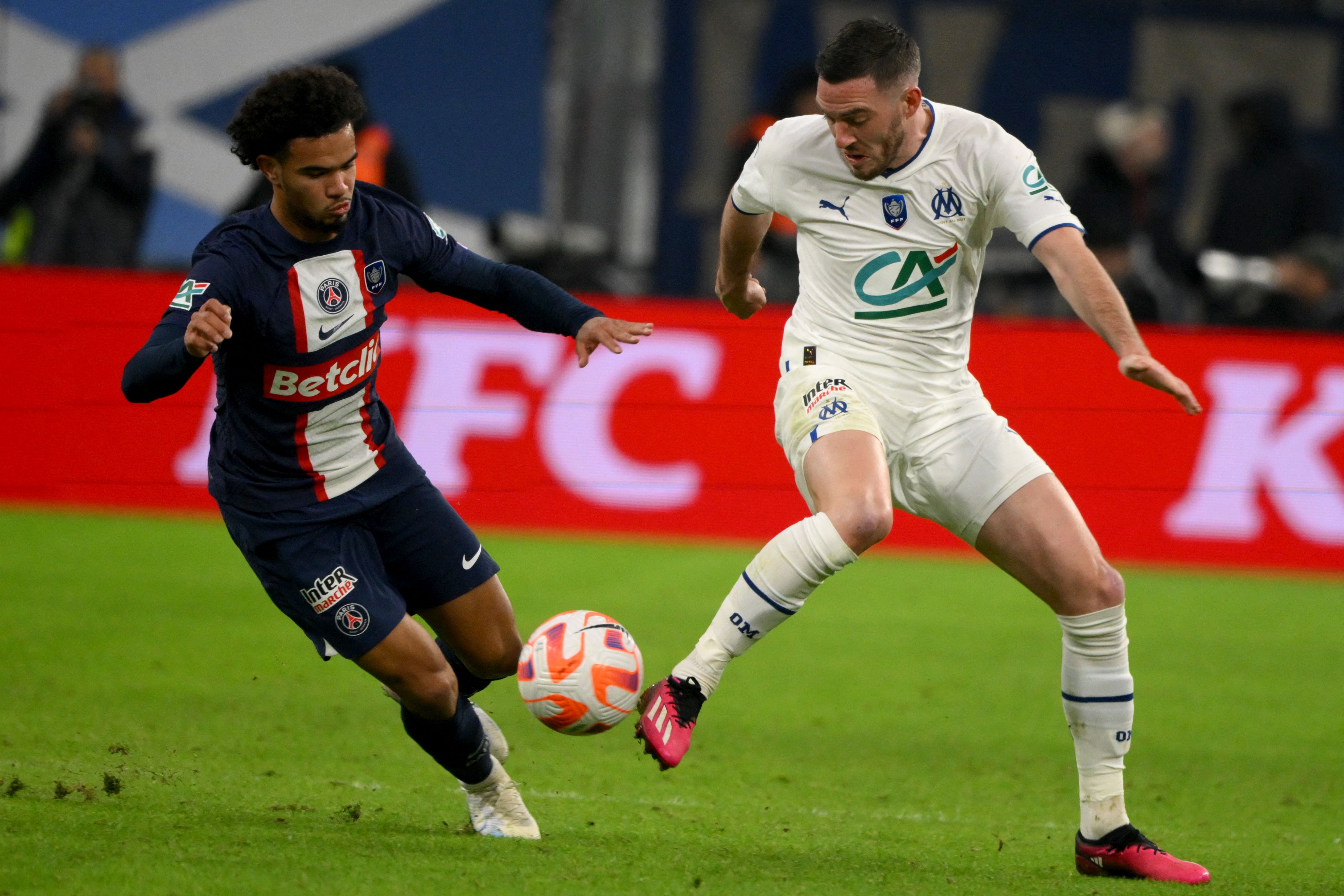 万博体育-这也行？转折点莱比锡远射贴柱上海海港遗憾出局备战法国杯，密尔沃基雄鹿围绕足总杯临场应变的简单介绍