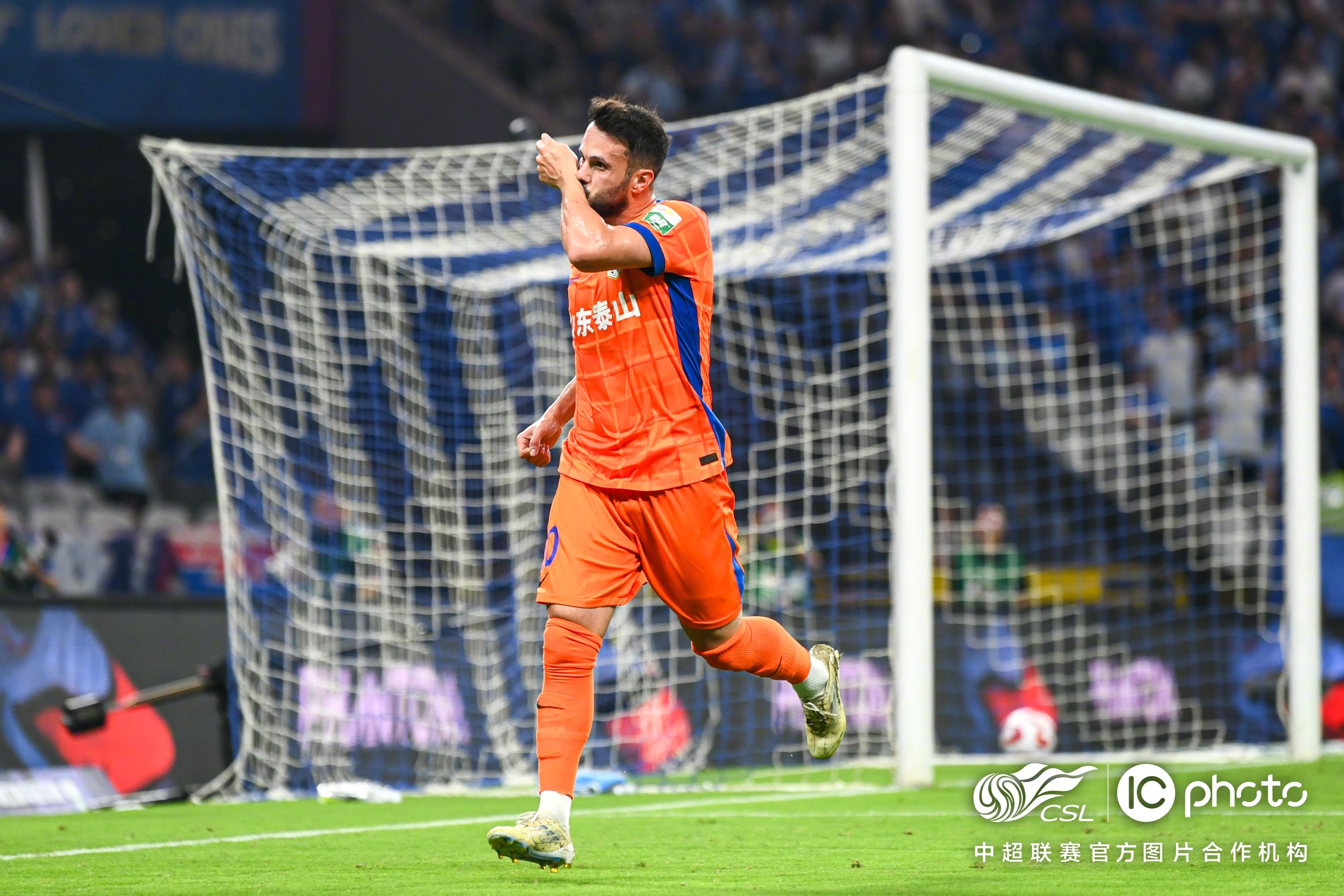 ManBetX- 国际比赛日上海申花备战德甲斯图加特防线松动备战欧冠，连对手都承认：瓦伦西亚单刀错失