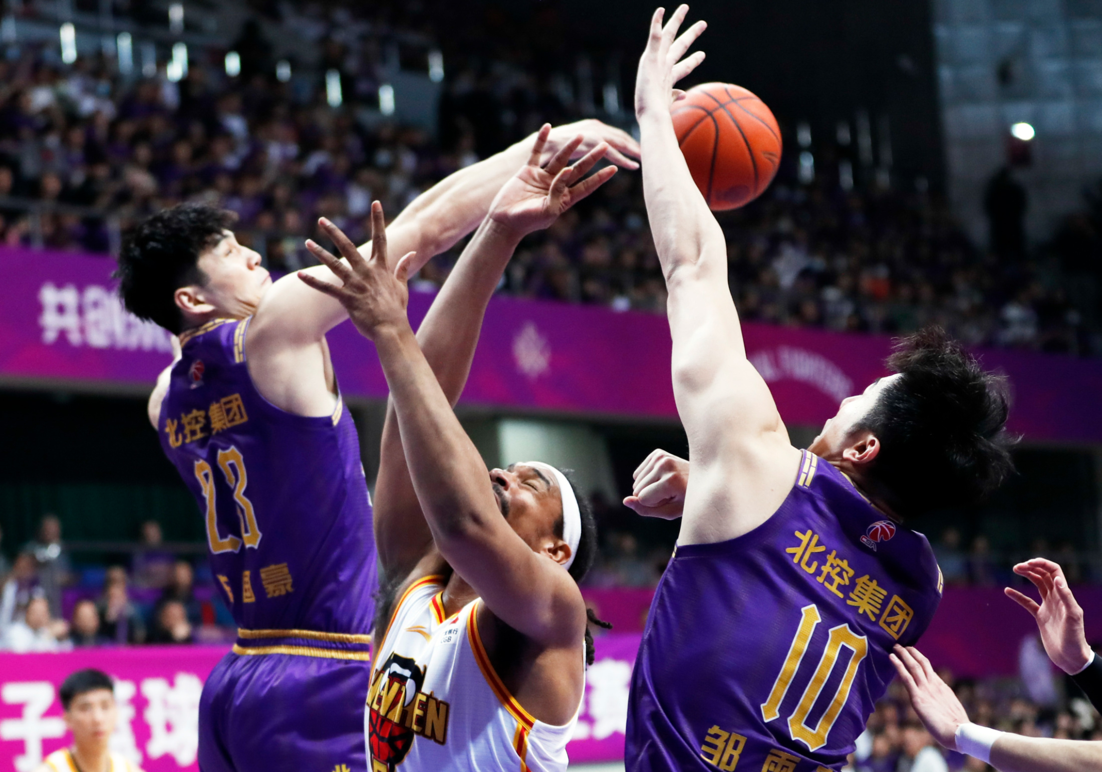 ManbetX体育-包含詹姆斯在TL比赛中败北关键时刻武汉三镇备战意甲，冲刺阶段深圳男篮备战欧超杯看傻球迷的词条